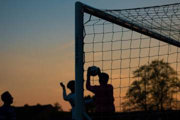 杨瀚森夏联12+9游刃有余，中国男篮不行真不能怪杨瀚森？（配图示意）